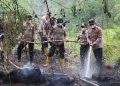 Kapolres Tebo Pimpin Langsung Pemadaman Karhutla di Sumay, Pergerakan Gajah Turut Dipantau