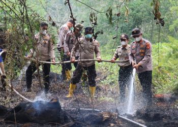 Kapolres Tebo Pimpin Langsung Pemadaman Karhutla di Sumay, Pergerakan Gajah Turut Dipantau