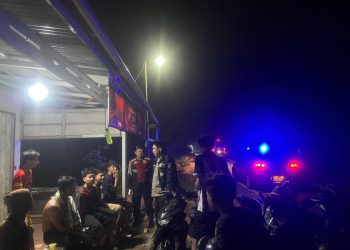 Polri Bersama Damkar Padamkan Kebakaran Lahan di Desa Lubuk Ruso batanghari
