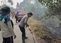 Polri Bersama Damkar Padamkan Kebakaran Lahan di Desa Lubuk Ruso batanghari