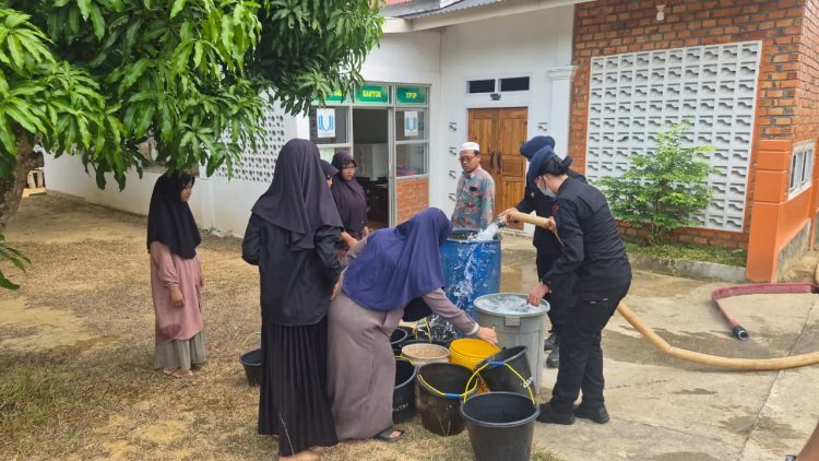 Brimob Jambi Berbagi Air Bersih, Bantu Kebutuhan Santri dan Warga Pematang Gajah