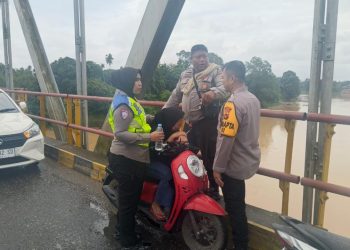 Satbrimob Polda Jambi Kerahkan 30 Personel Tangani Karhutla di Betara Tanjab Barat