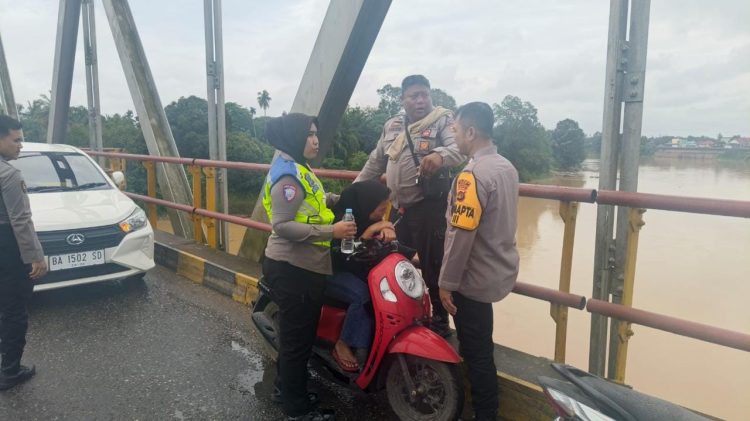 Satbrimob Polda Jambi Kerahkan 30 Personel Tangani Karhutla di Betara Tanjab Barat