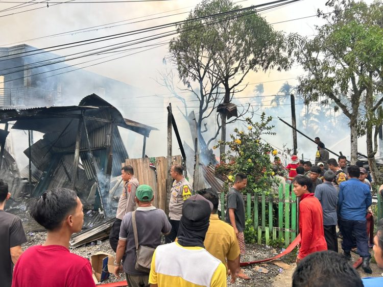 Satbrimob Polda Jambi Kerahkan 30 Personel Tangani Karhutla di Betara Tanjab Barat
