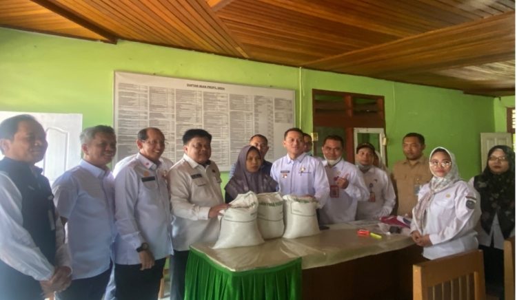 Sekda Merangin Pantau Penyaluran Bantuan 1.174 Ton Beras ke 39.152 KPM