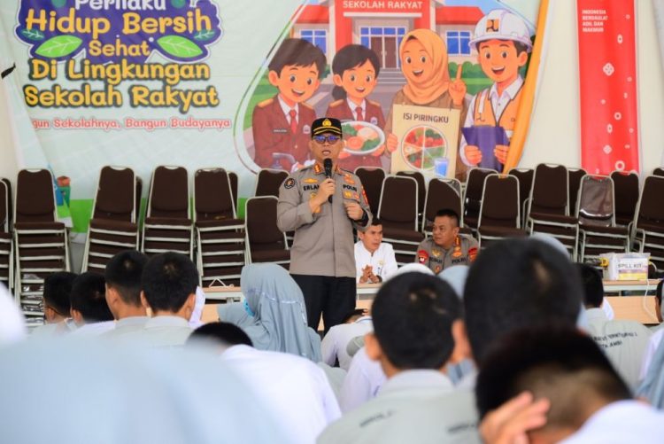 Brimob Polda Jambi Beri Motivasi serta Perhatian Kesehatan Pelajar Sekolah Rakyat Selama Kabut Asap