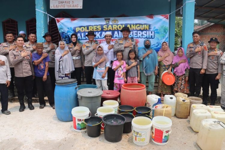 Polres Sarolangun Beri Bantuan Air Bersih ke Warga Desa Ladang Panjang
