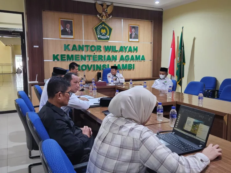 Jelang Sholat Istisqa, Kemenag Kalibrasikan Arah Kiblat di Lapangan Kantor Gubernur Jambi