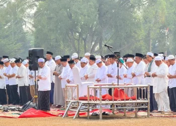 Kakanwil Kemenag Jambi dan ASN Bermunajat dalam Salat Istisqa di Lapangan Kantor Gubernur