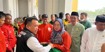 Gubernur Jambi Salurkan 250 Paket Bansos Kepada Ojol dan Masyarakat Terdampak Kabut Asap