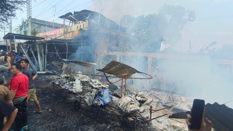 Toko Ruko Furniture Perabotan Kayu, Ditengah Kota Bangko Ludes Dilalap Si jago Merah.