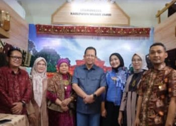 Bupati Muaro Jambi Kunjungi Stand Pameran Kriyanusa 2026 Dekranasda Kabupaten Muaro Jambi di Jakarta