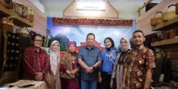 Bupati Muaro Jambi Kunjungi Stand Pameran Kriyanusa 2026 Dekranasda Kabupaten Muaro Jambi di Jakarta