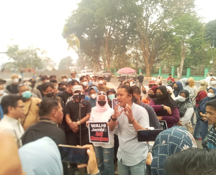 Gerakan Perlawanan Sipil Gelar Aksi Demo di Kantor DPRD Provinsi Jambi, Ini 4 Aspirasi Utama