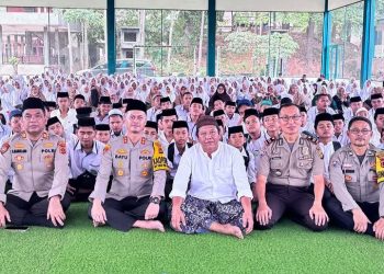 Kapolres Muaro Jambi AKBP Bayu Noormansyah, S.H., S.I.K., M.H. melaksanakan kegiatan Ngeriung Jumat Presisi di Pondok Pesantren Nurul Iman, Desa Muaro Sebapo, Kecamatan Mestong, Kabupaten Muaro Jambi