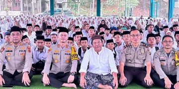Kapolres Muaro Jambi AKBP Bayu Noormansyah, S.H., S.I.K., M.H. melaksanakan kegiatan Ngeriung Jumat Presisi di Pondok Pesantren Nurul Iman, Desa Muaro Sebapo, Kecamatan Mestong, Kabupaten Muaro Jambi