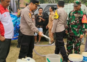 Polres Muaro Jambi Bersama One Law Firm Salurkan Bantuan Air Bersih untuk Warga Jaluko