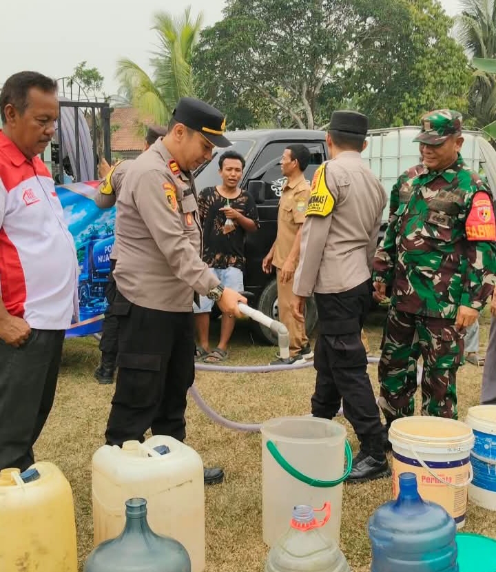Polres Muaro Jambi Bersama One Law Firm Salurkan Bantuan Air Bersih untuk Warga Jaluko