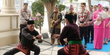 Tradisi Pedang Pora dan Adat Melayu Jambi Sambut Kapolda Jambi Irjen Pol. Widodo di Mapolda