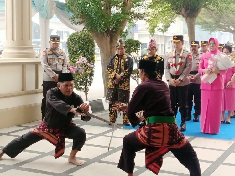 Tradisi Pedang Pora dan Adat Melayu Jambi Sambut Kapolda Jambi Irjen Pol. Widodo di Mapolda