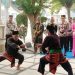 Tradisi Pedang Pora dan Adat Melayu Jambi Sambut Kapolda Jambi Irjen Pol. Widodo di Mapolda