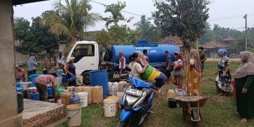 Sekdes Kedemangan Alfian SH Terus Menunjukkan Kesigapan dalam Menangani Dampak Kekeringan, Bagikan 5000 Liter Air