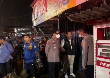 Kapolresta Jambi Turun Langsung ke TKP Kebakaran Ruko di Kasang, 6 Unit Damkar Dikerahkan