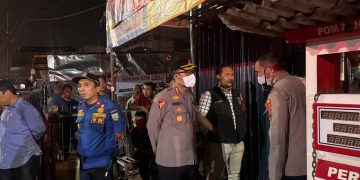 Kapolresta Jambi Turun Langsung ke TKP Kebakaran Ruko di Kasang, 6 Unit Damkar Dikerahkan