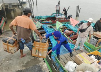 Satpolairud Polres Tanjab Barat Bantu Buruh Angkut, Wujudkan Pelayanan Humanis kepada Masyarakat