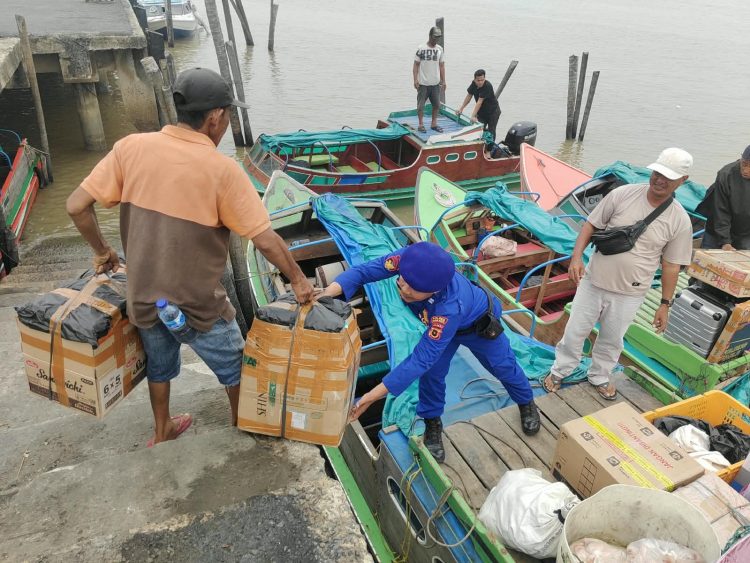 Satpolairud Polres Tanjab Barat Bantu Buruh Angkut, Wujudkan Pelayanan Humanis kepada Masyarakat