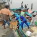 Satpolairud Polres Tanjab Barat Bantu Buruh Angkut, Wujudkan Pelayanan Humanis kepada Masyarakat