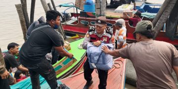 Personel Polres Tanjab Barat Pastikan Keamanan dan Keselamatan Aktivitas Pelabuhan