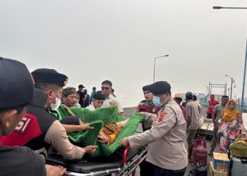 Sigap Bantu Warga Sakit di Pelabuhan, Sat Samapta Polres Tanjab Barat Hadir Membawa Harapan
