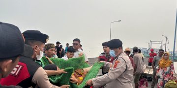 Sigap Bantu Warga Sakit di Pelabuhan, Sat Samapta Polres Tanjab Barat Hadir Membawa Harapan