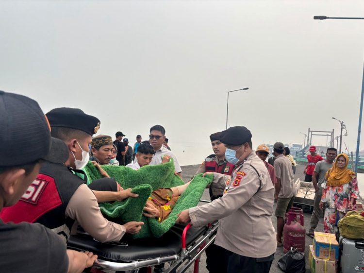 Sigap Bantu Warga Sakit di Pelabuhan, Sat Samapta Polres Tanjab Barat Hadir Membawa Harapan