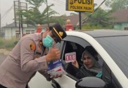 Peduli Dampak Kabut Asap, Polsek Pauh Bagikan 100 Masker dan Snack kepada Masyarakat