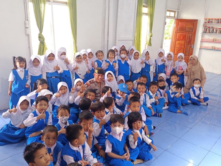 Polsek Pengabuan Tanamkan Disiplin dan Sikap Saling Menghormati kepada Anak Usia Dini